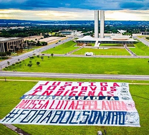 Indígenas pedem a saída do presidente em manifestação do abril indígena em Brasília nesta segunda (19)