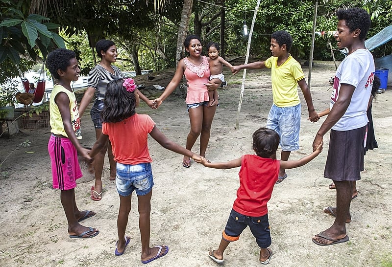 Crianças e jovens fazem brincadeira de roda na comunidade Rio Novo, na Reserva Extrativista do Rio Iriri (PA)