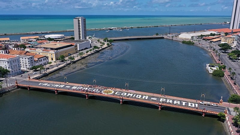 "Vacina no braço, comida no prato": movimentos populares realizaram ação na Ponto Maurício de Nassau em Recife (PE), no sábado (1) Dia Internacional do Trabalhador