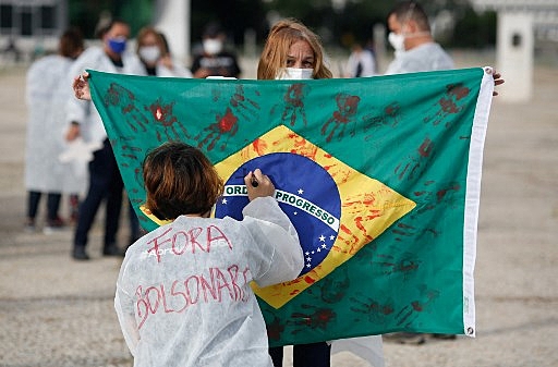 Em frente ao Palácio do Planalto, profissionais da enfermagem criticam gestão de Bolsonaro durante pandemia do coronavírus