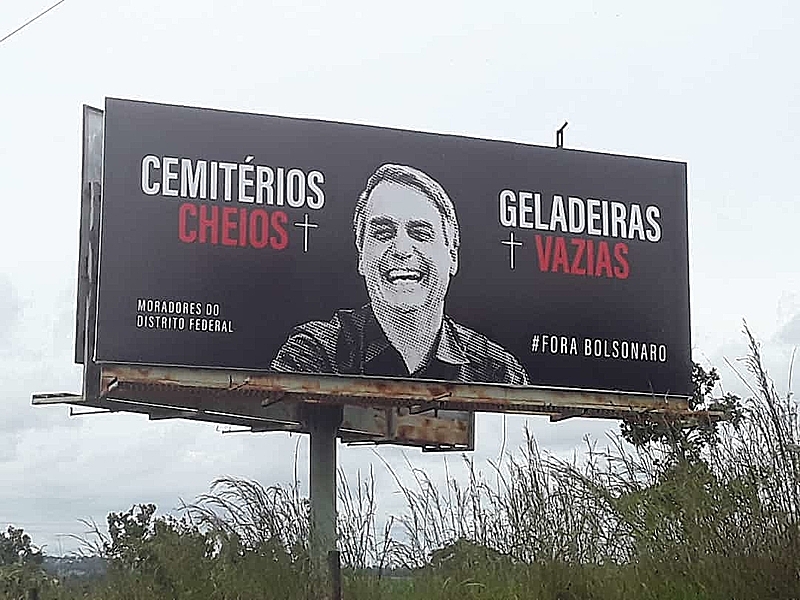 Outdoor que estampa a frase “cemitérios cheios, geladeiras vazias” vem chamando a atenção de quem passa pela rodovia BR - 020, no Distrito Federal