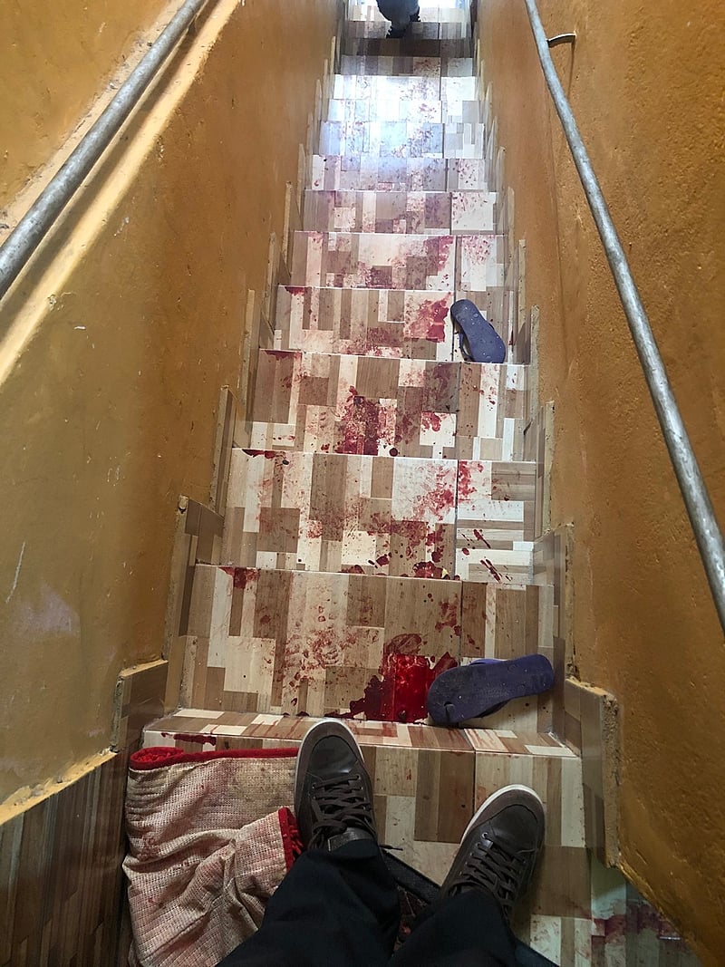 Sangue na escadaria de uma casa no Jacarezinho