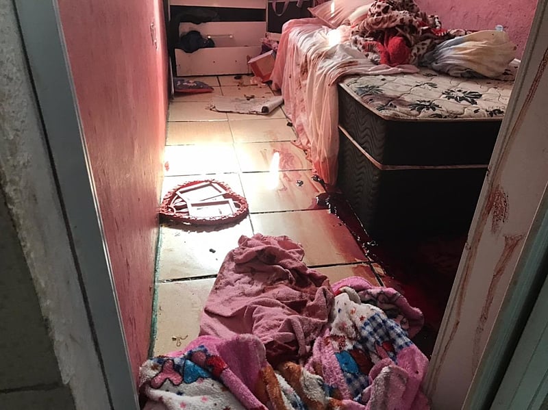 Marcas de sangue no chão de quarto no Jacarezinho