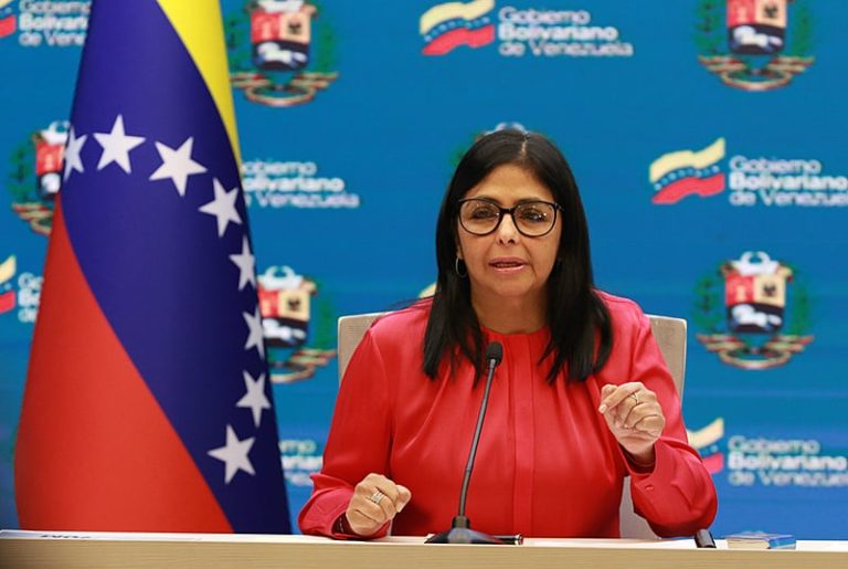 Delcy Rodríguez: quem é a vice que assume presidência da Venezuela com Maduro sequestrado