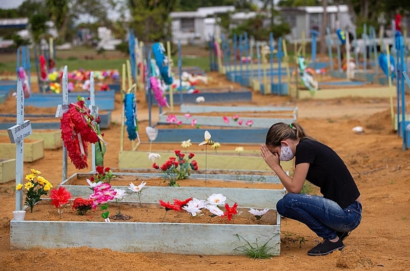País supera 430 mil mortes por covid; transmissão em nível elevado preocupa Fiocruz