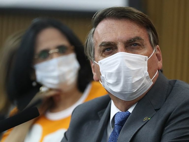 “Se Bolsonaro aumentar o Bolsa Família, estoura o teto que aprovou”, diz especialista
