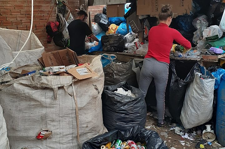 Melo sextuplica multas a catadores de lixo enquanto oferece apoio a empresários