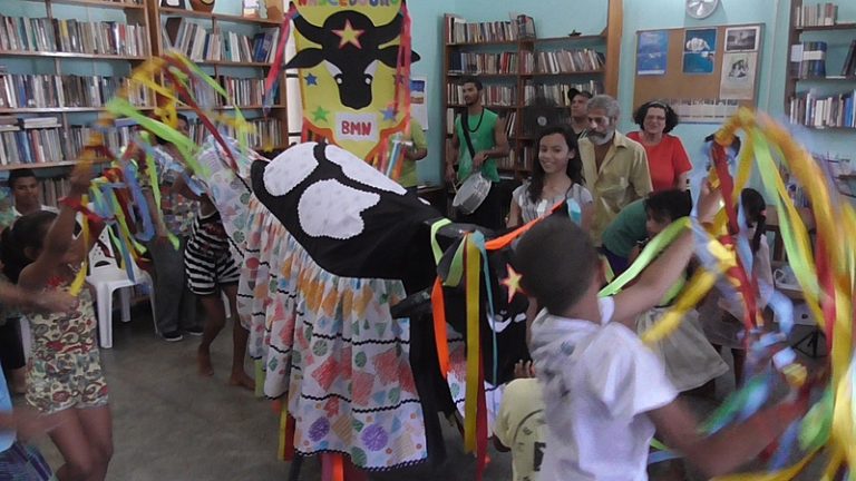 Com pandemia, bibliotecas comunitárias assumem missão de matar a fome nas periferias