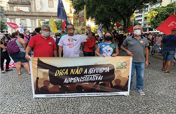 Trabalhadores durante protesto de rua contra a PEC 32 no Rio de Janeiro, em 2020