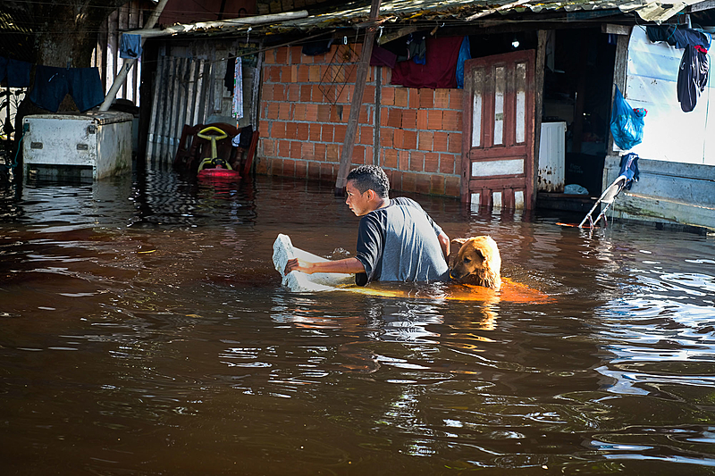 Cheia do rio Negro bate recorde e atinge 29,98 metros em Manaus