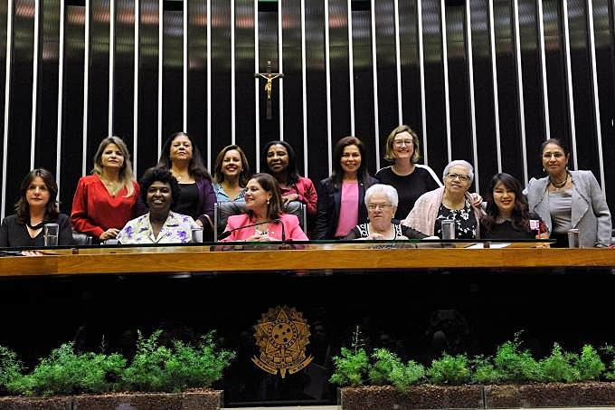 Apesar de significativos, os avanços na legislação não se traduziram num aumento mais expressivo da presença das mulheres nos espaços de poder