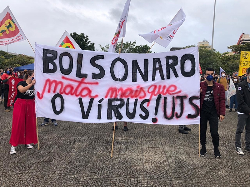 Em Florianópolis, centenas de pessoas saíram às ruas para protestar contra o governo