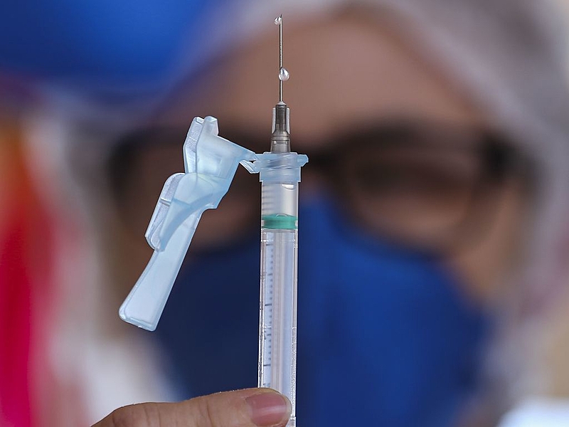 CoronaVac, produzida pelo Butantan, é a vacina que mais evitou mortes devido à covid-19 no Brasil, segundo estudo