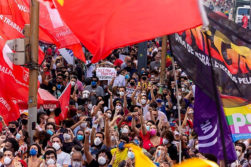 Maioria dos manifestantes usam máscara de proteção contra covid em protesto no Rio