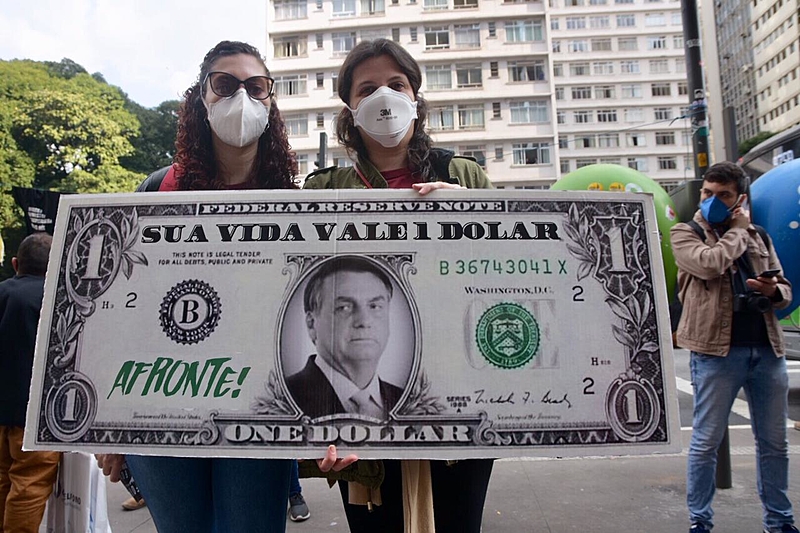 Na Avenida Paulista, manifestantes fazem menção à suspeita de negociação de propina de 1 dólar por dose da Covaxin