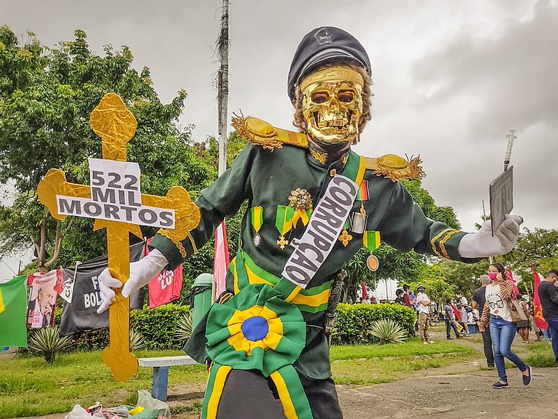 Em ato #3JForaBolsonaro em Maceió (Alagoas), manifestante faz menção às vítimas da covid e ao suposto esquema de corrupção da Covaxin