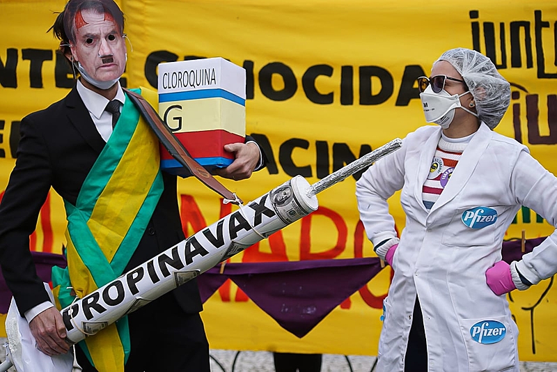 Concentração do ato #ForaBolsonaro em Curitiba (PR) tem presidente ignorando vacina enquanto compra cloroquina