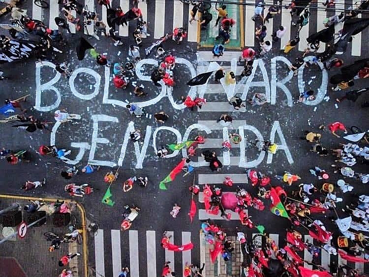 No Recife, manifestantes fazem inscrição "Bolsonaro Genocida" no asfalto em crítica à conduta do presidente no combate à pandemia