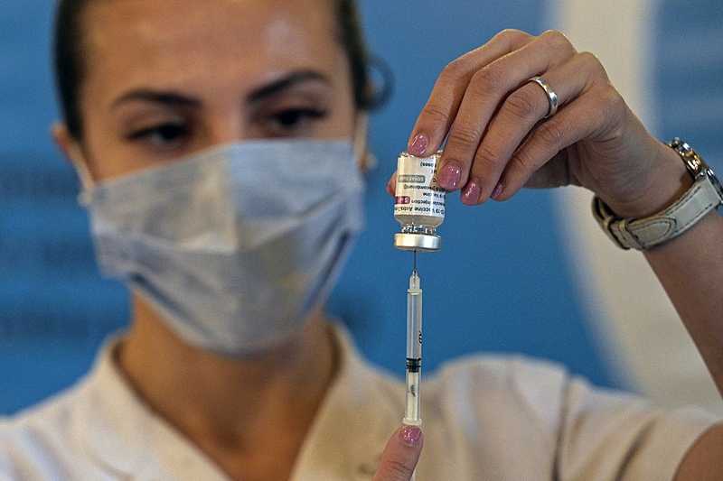 Prefeituras negam aplicação de doses vencidas de Astrazeneca e atribuem erro a repasse de informações dos municípios aos estados