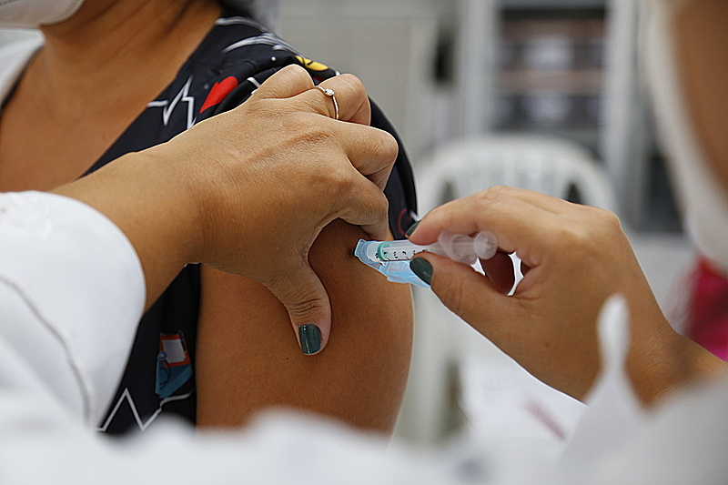 Mulheres relatam mais reações a vacinas contra covid-19