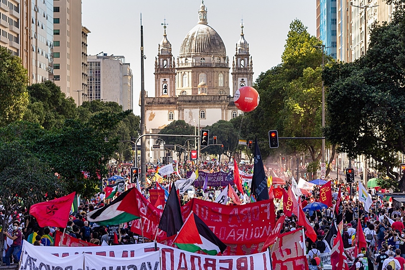 rganizadores estimam que ato "Fora Bolsonaro" no Rio reuniu cerca de 75 mil pessoas.; multidão ocupou a Avenida Presidente Vargas no centro da capital fluminense