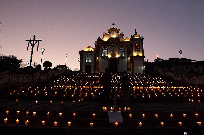 Cidade histórica de São João del Rei anoiteceu com ato de luto e luta, com 2.000 velas acesas em memória das vítimas da covid