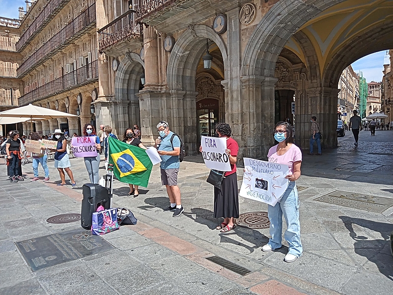 Em Salamaca, na Espanha, manifestantes expressam a indignação com denúncias de corrupção na compra de imunizantes