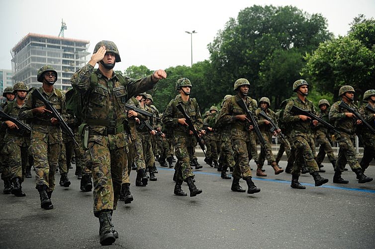Forças Armadas detêm poder das armas e dos quartéis, motivo pelo qual mundo político teme avanço dos militares sobre cargos civis