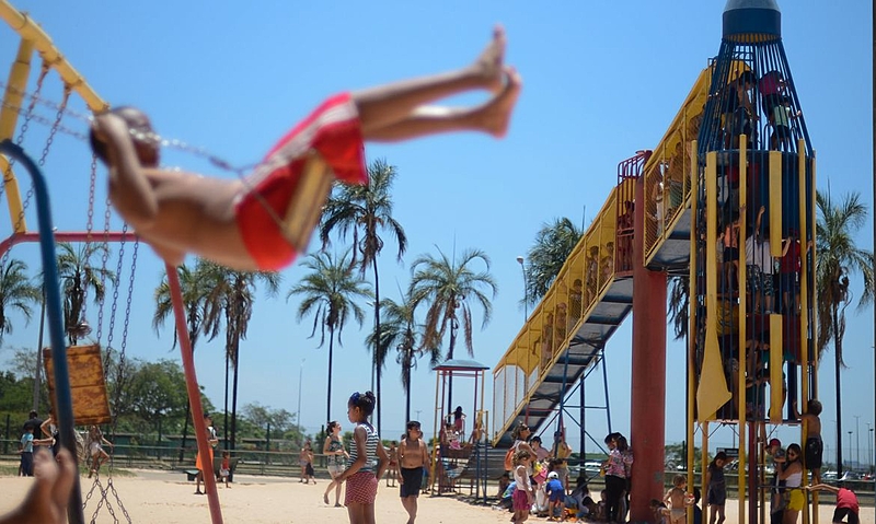 “Chegou fim de semana todos querem diversão. Só alegria nós estamos no verão"