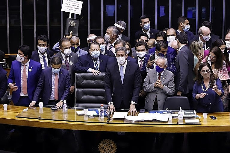Lira durante discurso de posse como novo presidente da Câmara dos Deputados, em fevereiro, e sob críticas de opositores por conta das primeiras tomadas no mandato