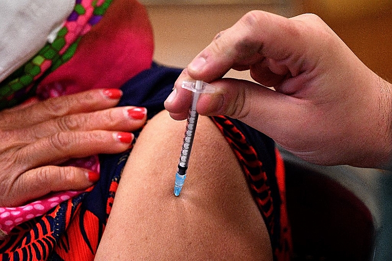 Com o avanço da vacinação, as mortes por covid-19 estão recuando no Brasil