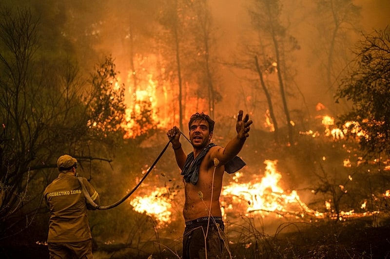 Incêndios florestais devastam a Grécia e milhares fogem de suas casas
