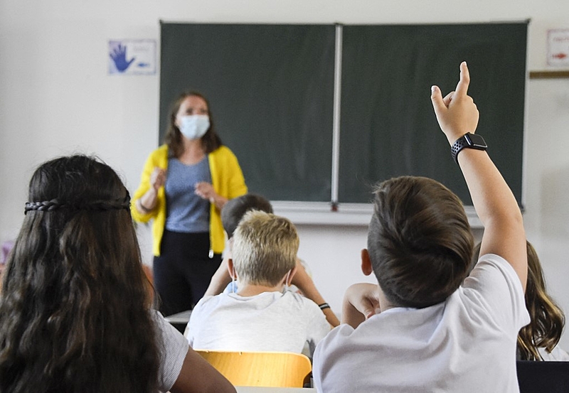 Volta às aulas presenciais sem segunda dose da vacina é criticada por professores