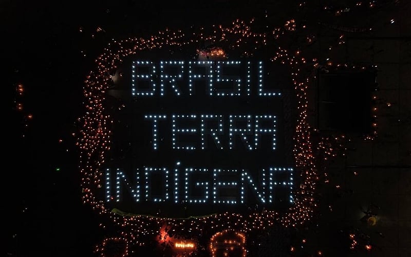 Em Brasília, indígenas iluminam  nesta terça (25) a Praça dos Três Poderes  em apoio ao STF e contra o marco temporal