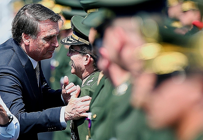 Ex-capitão do Exército, Bolsonaro tem conhecida e próxima relação com militares, que tem diferentes agentes orbitando dentro do governo