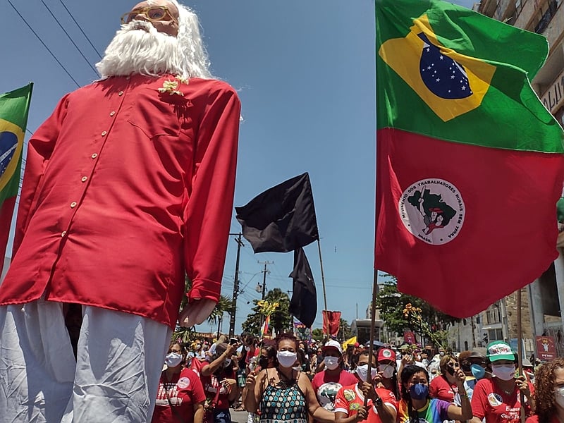 Ato político em Recife (PE) celebrou o legado do educador Paulo Freire neste domingo (19)