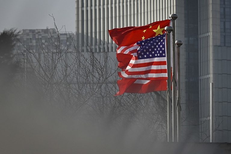 China acusa EUA de promover “mentalidade da Guerra Fria” e proliferação nuclear