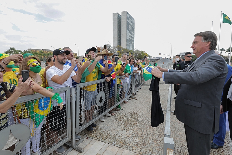 Bolsonaro arma