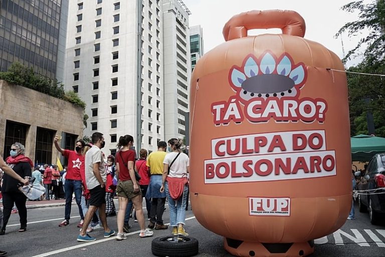 ‘Bolsocaro’ domina protestos no lugar de ‘genocida’: entenda por que isso é ruim para ele
