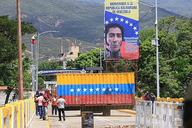 Após dois anos, Venezuela reabre fronteira com a Colômbia nesta segunda-feira (4) e retira contêineres que bloqueavam a Ponte Internacional Simon Bolivar.