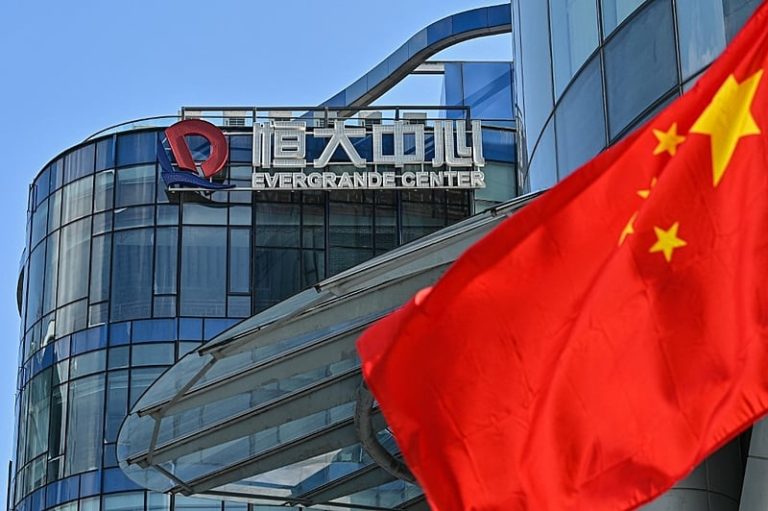 Com dívida bilionária, Evergrande suspende operações na bolsa de valores de Hong Kong