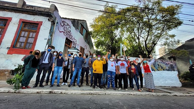 Cozinha Solidária da Azenha é despejada de espaço abandonado em Porto Alegre