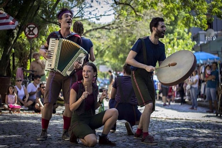 Colégio barra apresentação teatral por uso da linguagem neutra e abre debate sobre censura