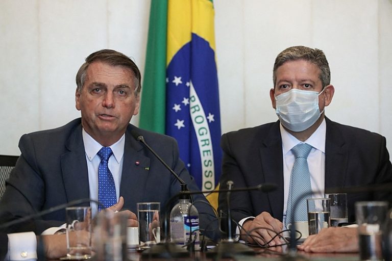 “Time que não faz, leva”: Bolsonaro entra em campo com milicos, milícia e centrão