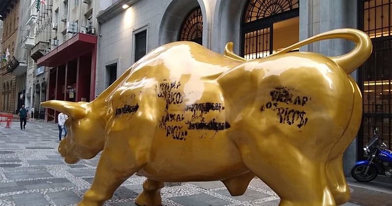 Movimento "Juntos" realiza escracho nesta quinta (18) no touro de ouro inaugurado em frente à Bolsa de Valores em São Paulo