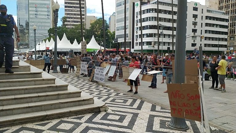 Recicladores autônomos de Porto Alegre protestam contra multas e cobram direito de trabalhar