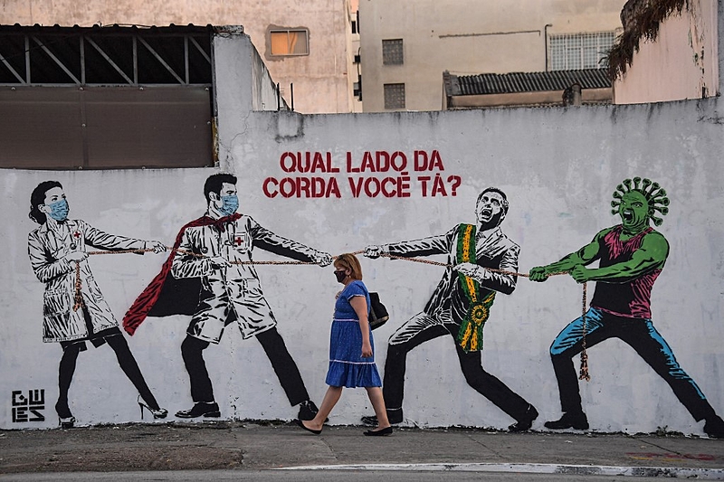 Mural em São Paulo (SP) critica condução de Jair Bolsonaro na gestão da pandemia da covid-19; terceiro caso da variante ômicron é registrado no país nesta quarta-feira (1º)