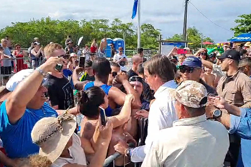 Bolsonaro com apoiadores em Santa Catarina durante férias no estado