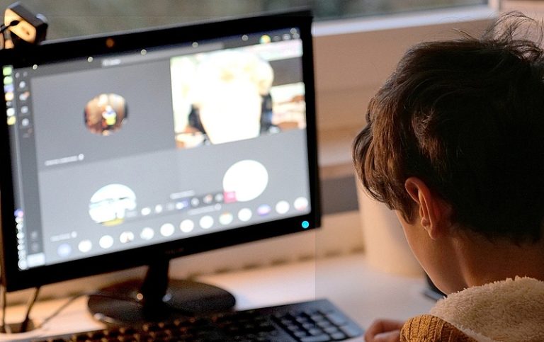 Uso excessivo de telas afeta a saúde mental de crianças, aponta estudo