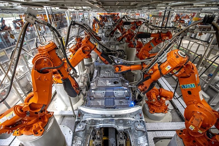 China anuncia plano para duplicar presença de robôs na indústria manufatureira em 3 anos